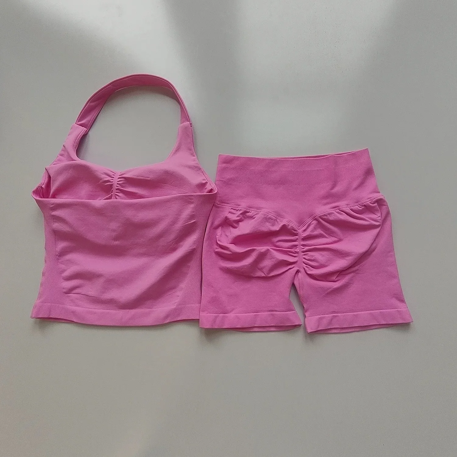 Halter-Neck Rückenfreies Yoga-Outfit Zweiteiliges Set für Damen, Push-Up Sport-BH + Hochgeschnittene Po-Formende Fitness-Shorts – Detail 11