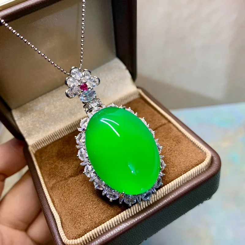 Vibrant Green Oval Gem Pendant, Vivid Positive Green Tone, High Transparency With Fine Texture, Plump And Round, Elegant Premium