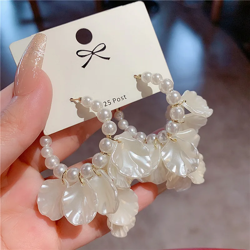 French Style Retro White Tassel Shell Petal Flower Pearl Beaded Hoop Earrings For Women Elegant Wedding Flower Party Jewelry
