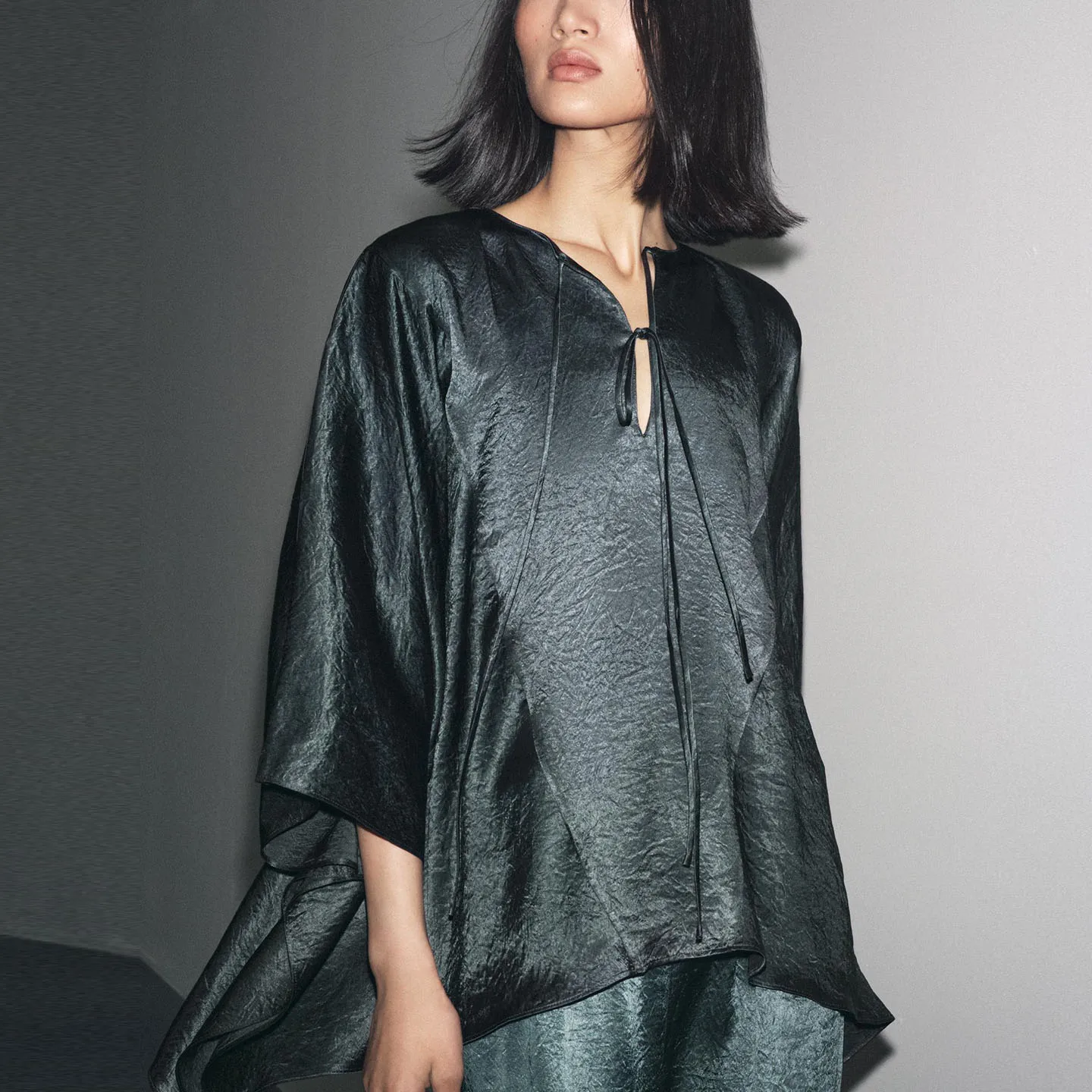 قميص نسائي من Z بتصميم عصري من الساتان الحريري ذو طبقات زخرفية فضفاضة بأكمام طويلة لخريف 2025 بتصميم أنيق 5344