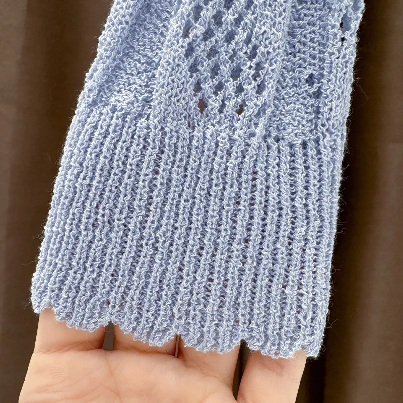 معطف كارديجان أزرق للنساء ذو حجم صغير، شال محبوك رفيع، مقترن مع تنورة علوية بحمالات، ملمس راقي