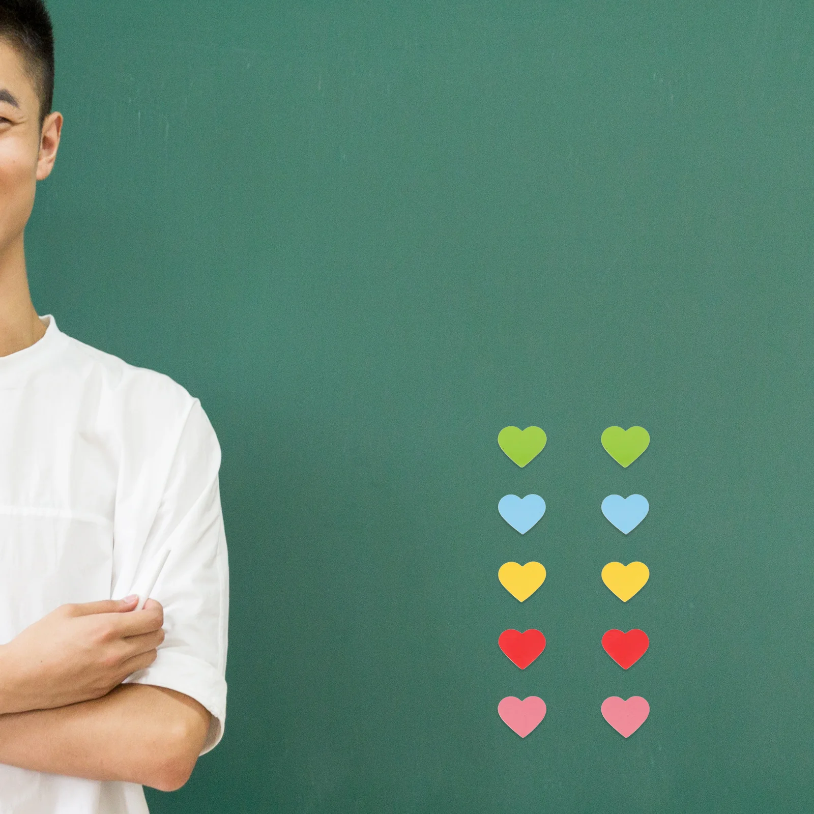 100 قطعة مغناطيس مرن ناعم على شكل قلب مثالي للفصول الدراسية والمكتب والسبورة البيضاء والثلاجة وديكور الزفاف في عيد الحب