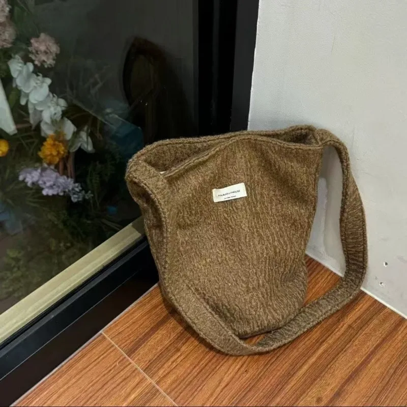 

Korean Woolen Tote Bag Large Capacity Women's Red Bucket Simple Shoulder Messenger Bag Exquisite Simple Casual Fashion Commuting