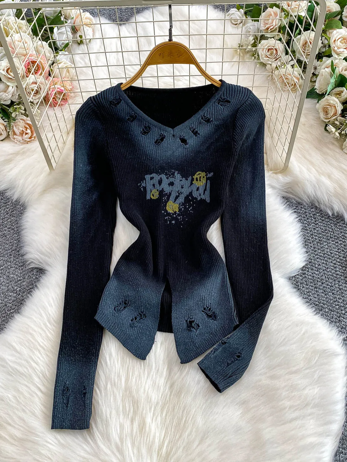 เสื้อไหมพรมถักลายปักสไตล์อเมริกันย้อนยุค คอวี ทรงเข้ารูป ดีไซน์รูฉลุ ลายตัวอักษร แขนยาว สำหรับผู้หญิง ฤดูใบไม้ร่วง ฤดูหนาว