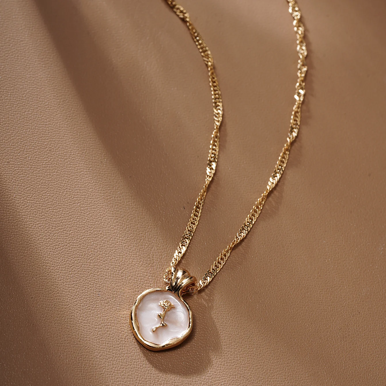 French Retro Gold Color Rose Necklace Fashion Metal Circle Pendant Clavicle Chain Necklace For Women Elegant Jewelry image 2