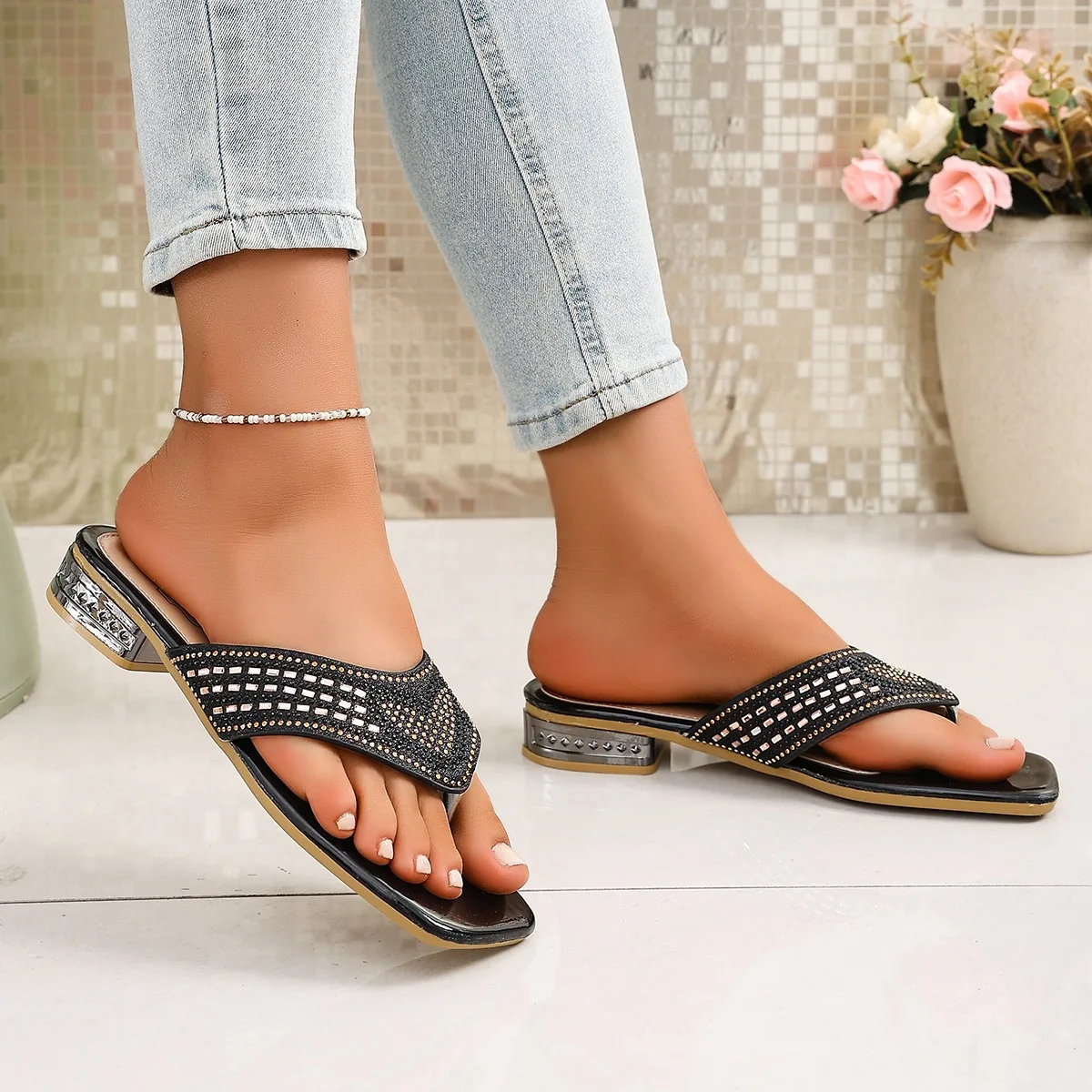 Sommerliche Damen-Sandalen in Übergrößen 2026: Neue modische flache Pantoletten mit niedrigem Absatz, Strass-Clip-Zehen und eckiger Zehenpartie – Zapatos Mujer – Detail 10