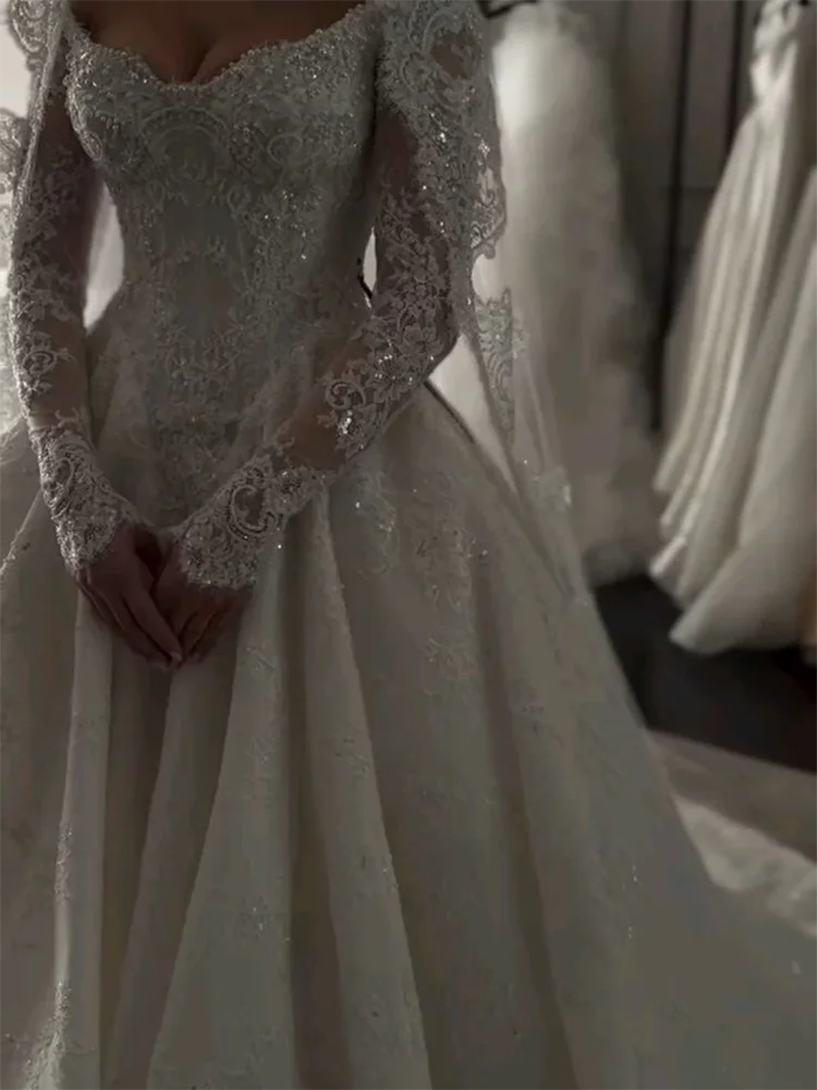 Elegante schulterfreie Brautkleider mit Perlenstickerei, Spitze und Falten, A-Linie, Brautkleider, individuell gestaltet