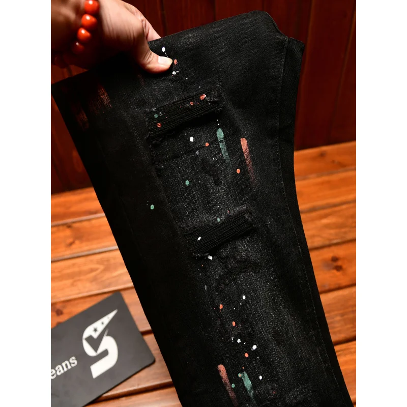 جينز أسود موضة الشارع للرجال في خريف 2025، مقاس نحيف بأقدام صغيرة، رقعة مثقوبة، سراويل متينة وأنيقة