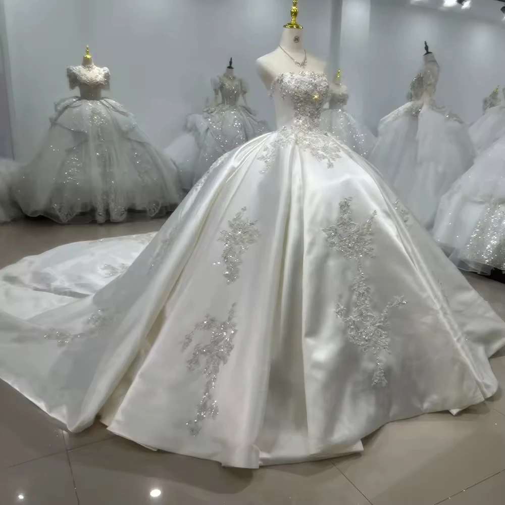 Gaun Pengantin Satin Tanpa Tali dengan Tali di Belakang, Model Ball Gown, Payet, Bordir, dan Detail Mewah