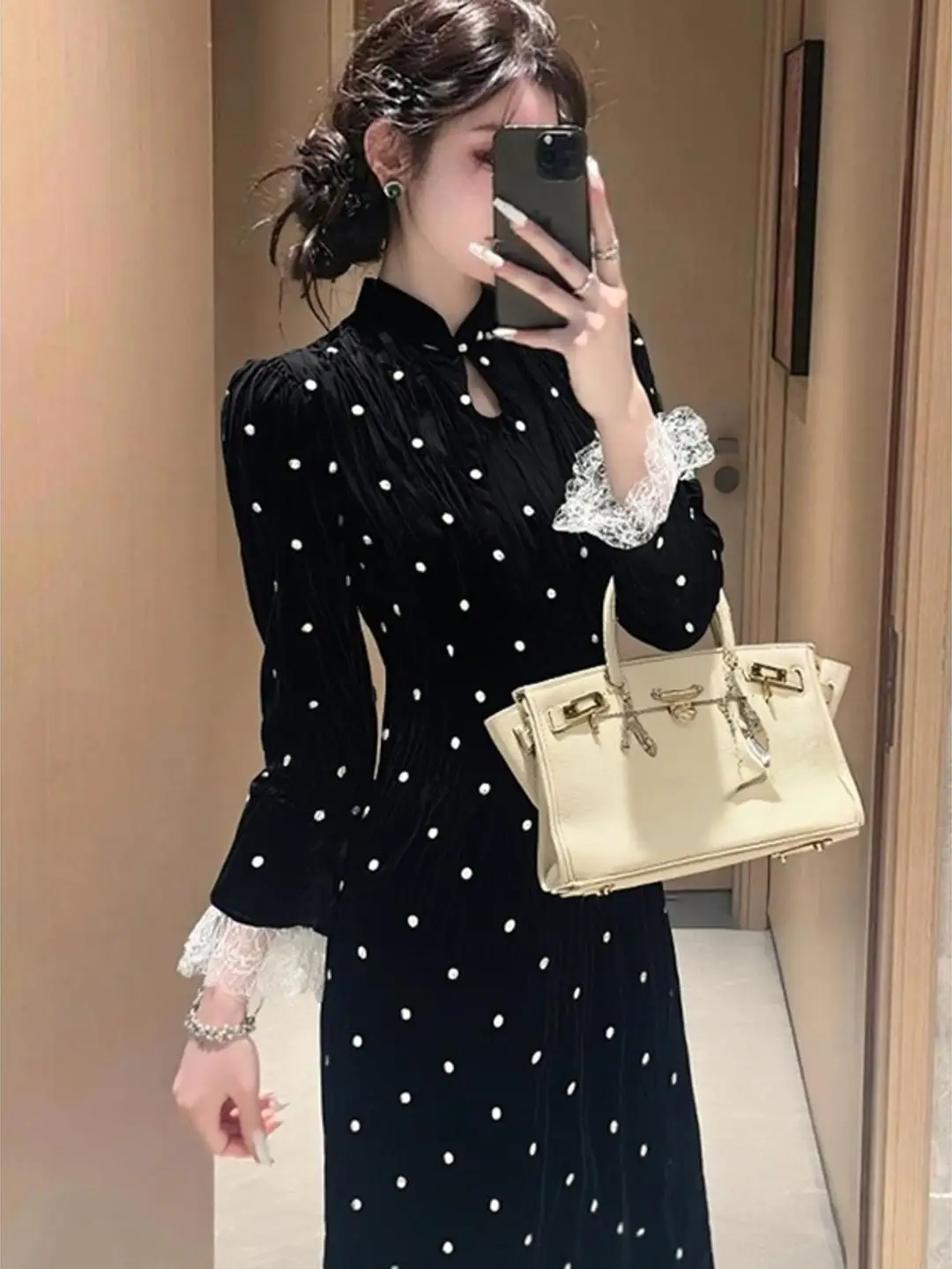 

Элегантное черное бархатное платье в горошек в китайском стиле, с длинными рукавами, боковой молнией, создающее ощущение роскоши, подходит для важных мероприятий.