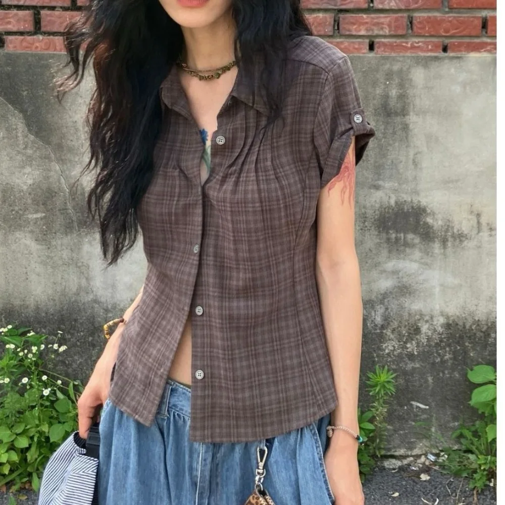 قميص نسائي صيفي عصري بتصميم كلاسيكي مخطط، ضيق ومريح، بياقة ناعمة وأكمام قصيرة، مصنوع من البوليستر 00%