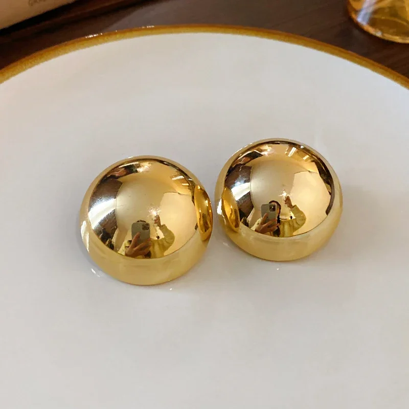 Glatte Runde Ohrringe für Damen Große Kugel-Metall-Ohrstecker Klassische Goldfarbe Geometrische Ohrringe Vintage-Schmuck Accessoires N-