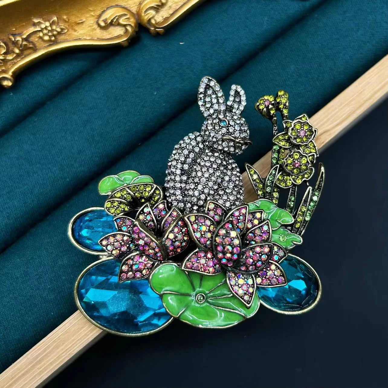 Women Men Medieval Palace Style Classic Heavy Industry Rhinestone Brooches Badges Retro Baroque Rabbit Duck Crystal Unisex Pins