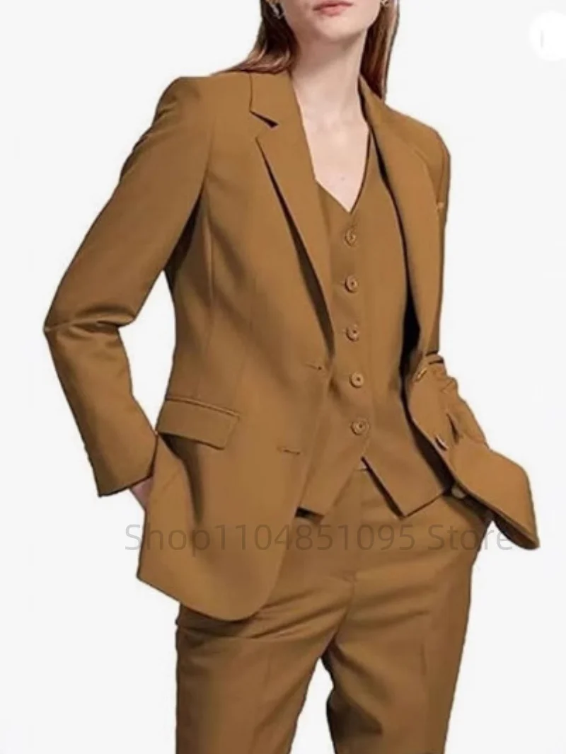 Image 6: Ensemble de costume trois pièces pour femme en tissu uni, comprenant une veste de costume à simple boutonnage, à manches longues et à revers, ainsi qu'un pantalon taille haute à coupe ajustée.