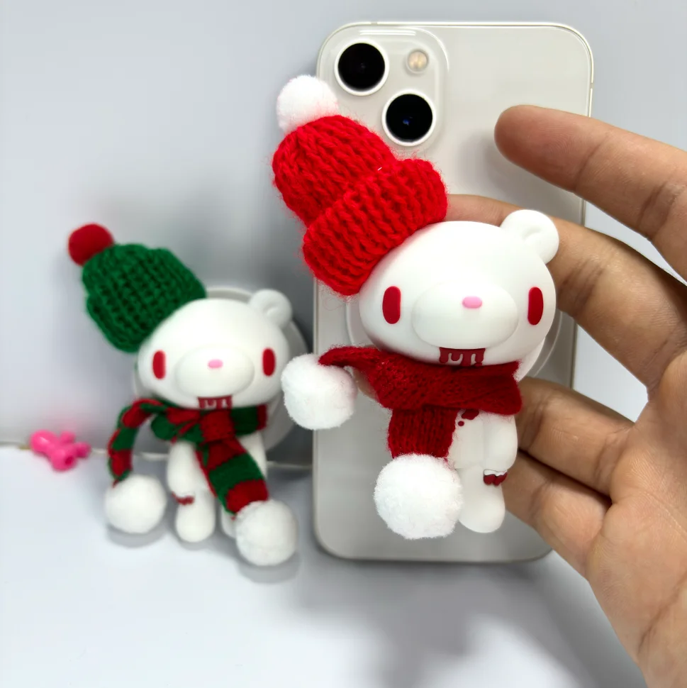 

Ручка для телефона «Кровавый медведь» в рождественской тематике — вязаная шапка и шарф, декор, милый 3D-держатель в темном стиле