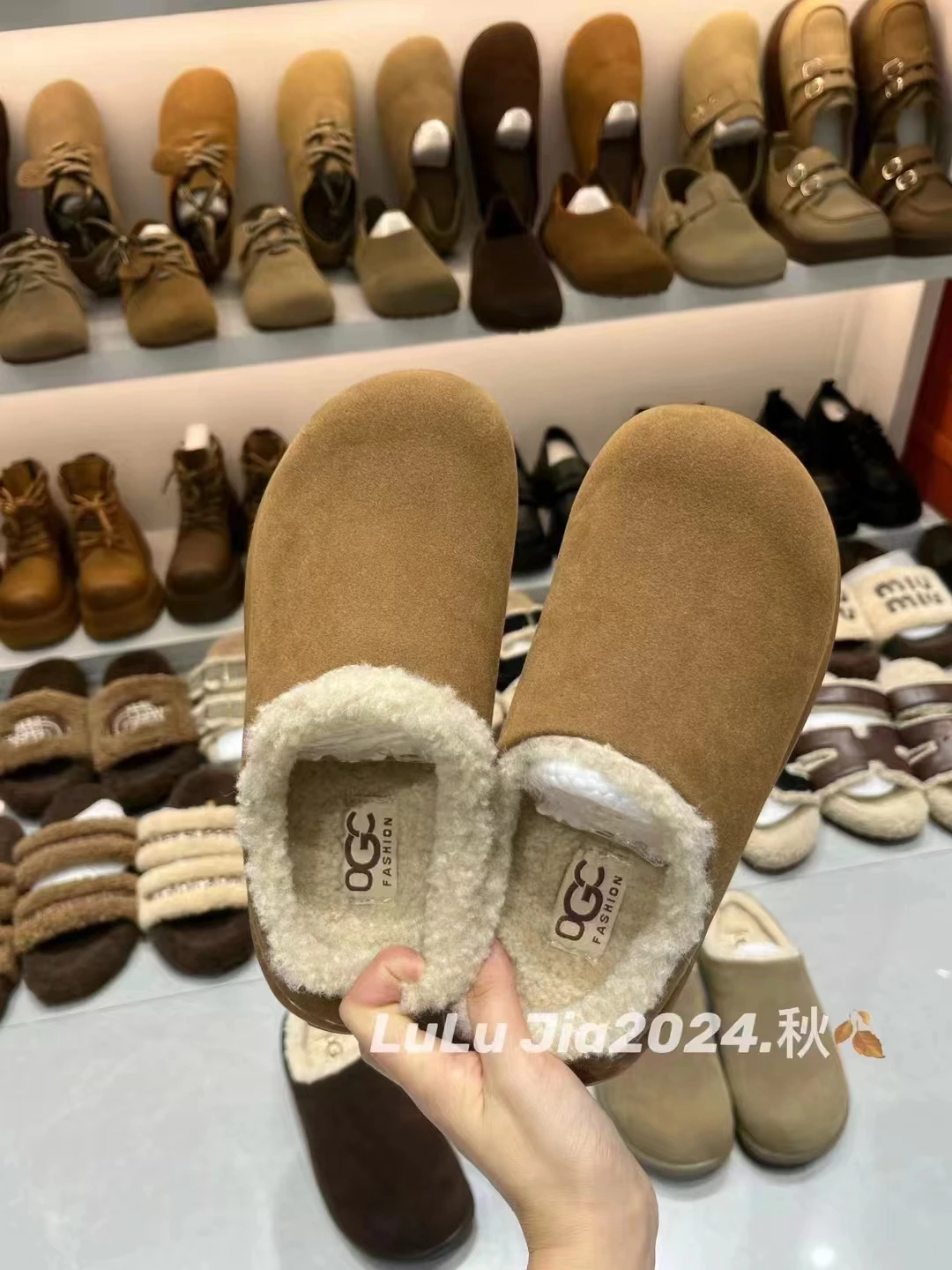 รองเท้าแตะสตรีใหม่ปิดนิ้วเท้ารอบ Toe Suede Clogs รองเท้าแตะฤดูใบไม้ร่วงใหม่ Retro สีทึบแบนด้านล่างผู้หญิงรองเท้าแตะผู้หญิง