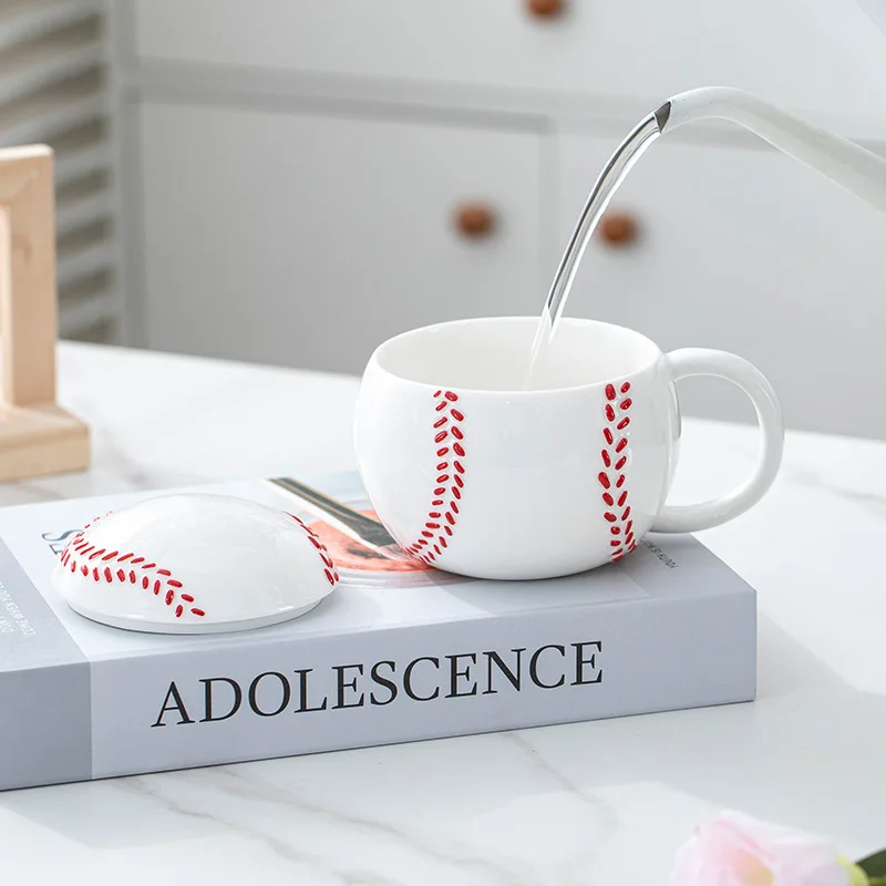 

Novelty Football/Baseball Shaped Ceramic Mug with Lid - 380ml Ins Style Coffee Cup, Heat-resistant Water Mug for Sports Lovers