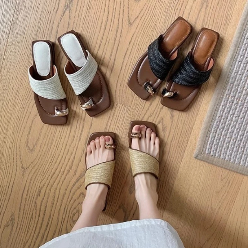 

Металлические защемленные ноги, темпераментные квадратные головки, тканые носки с тканым носком, крутые тапочки, женские летние модные женские тапочки 2025 г.