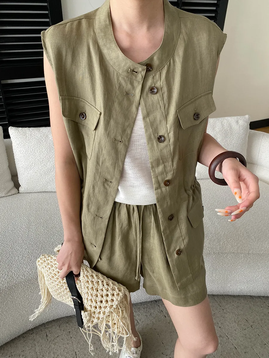 Sommerliches Damen-Set: Lässige, einfarbige Weste mit Stehkragen und Shorts mit Kordelzug – Detail 11