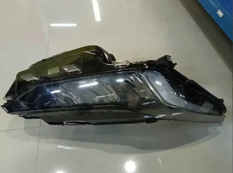 

A Pair of Brand-new Headlight Assemblies Suitable for CT5, Durable and Reliable, for Automotive Lighting.