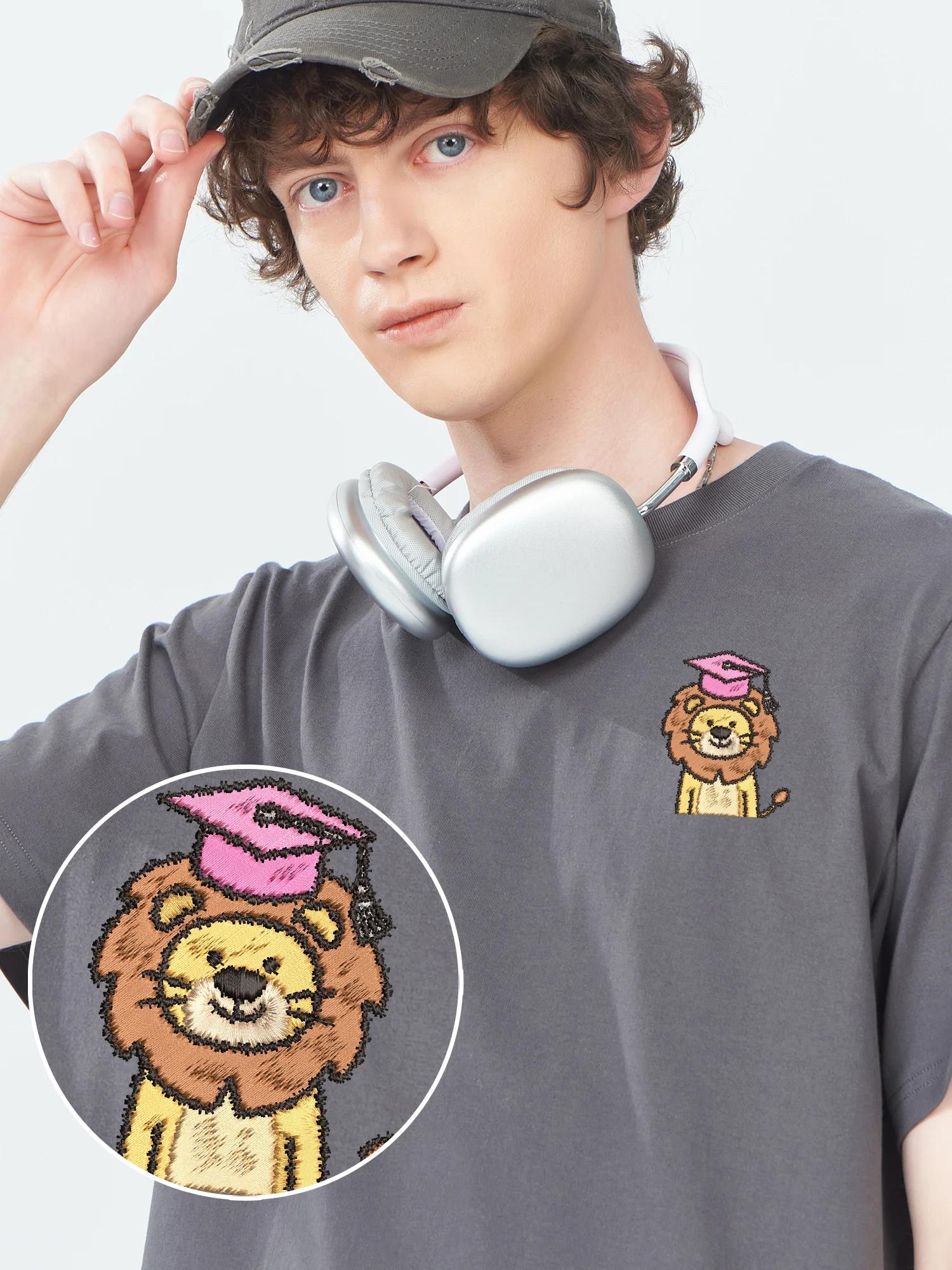 

Latest Embroidered Tees Lion Wearing Graduation Hat Unisex Oversized T-Shirt Cotton Graphic Tees Fashion Embroidery Tshirt​