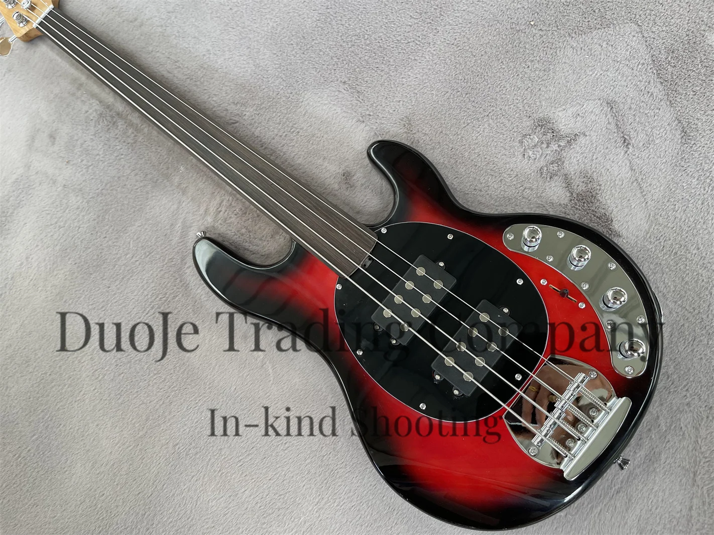 

Fretless bass Black ring Red body 4-string electric bass basswood body Rose wood fingerboard Black pickup guard Active battery