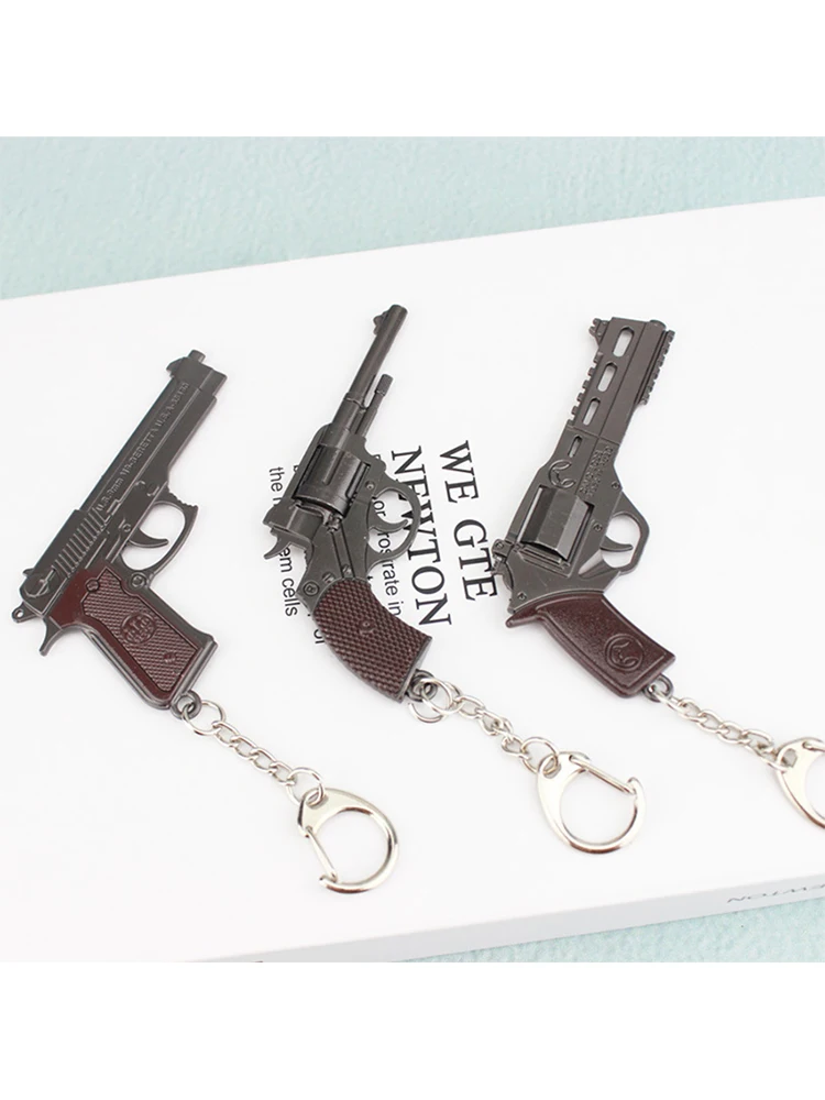 Game Gun Model P92 R45 R1895 Pendant Cosplay Anime Revolver Metal Backpack Keychain Halloween Party Decor Collection Xmas Gifts