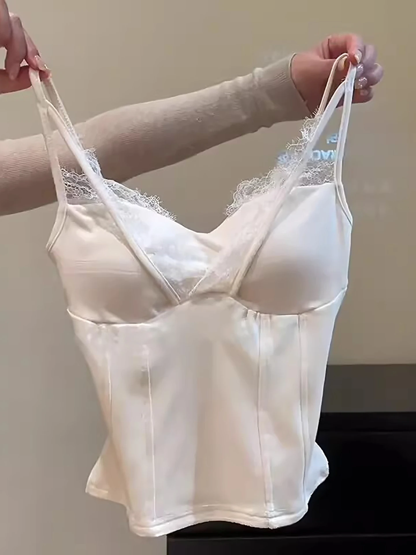 

Белый комплект с кружевной отделкой: укороченный топ и юбка для женщин, новая зимняя коллекция, элегантный приталенный крой, модный повседневный стиль, весна-осень