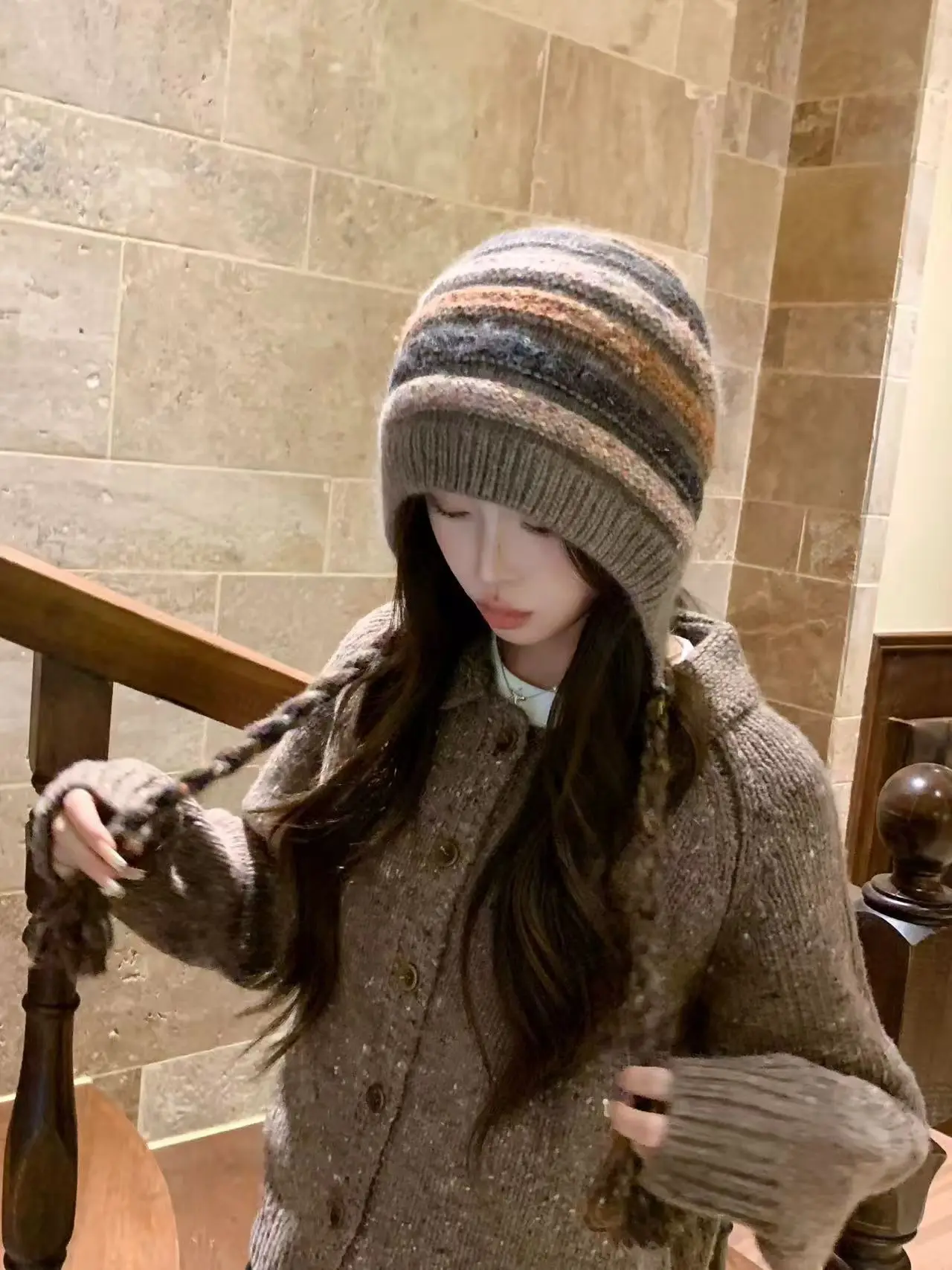 

Новая вязаная зимняя шапка из кроличьего меха в этническом стиле для женщин, теплая мягкая полосатая шапка с ушками ручной работы, подарок