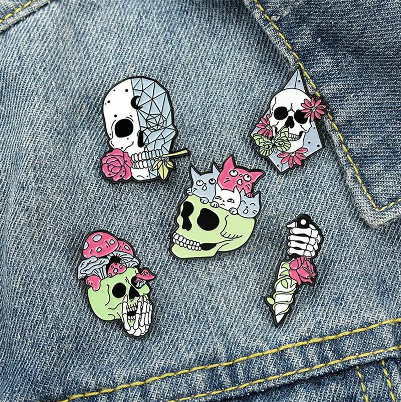 Alfileres personalizados de gatos rosas, broche de daga con calavera, insignia de solapa, bolso, joyería gótica Punk, regalo para amigos, esmalte de esqueleto vivo