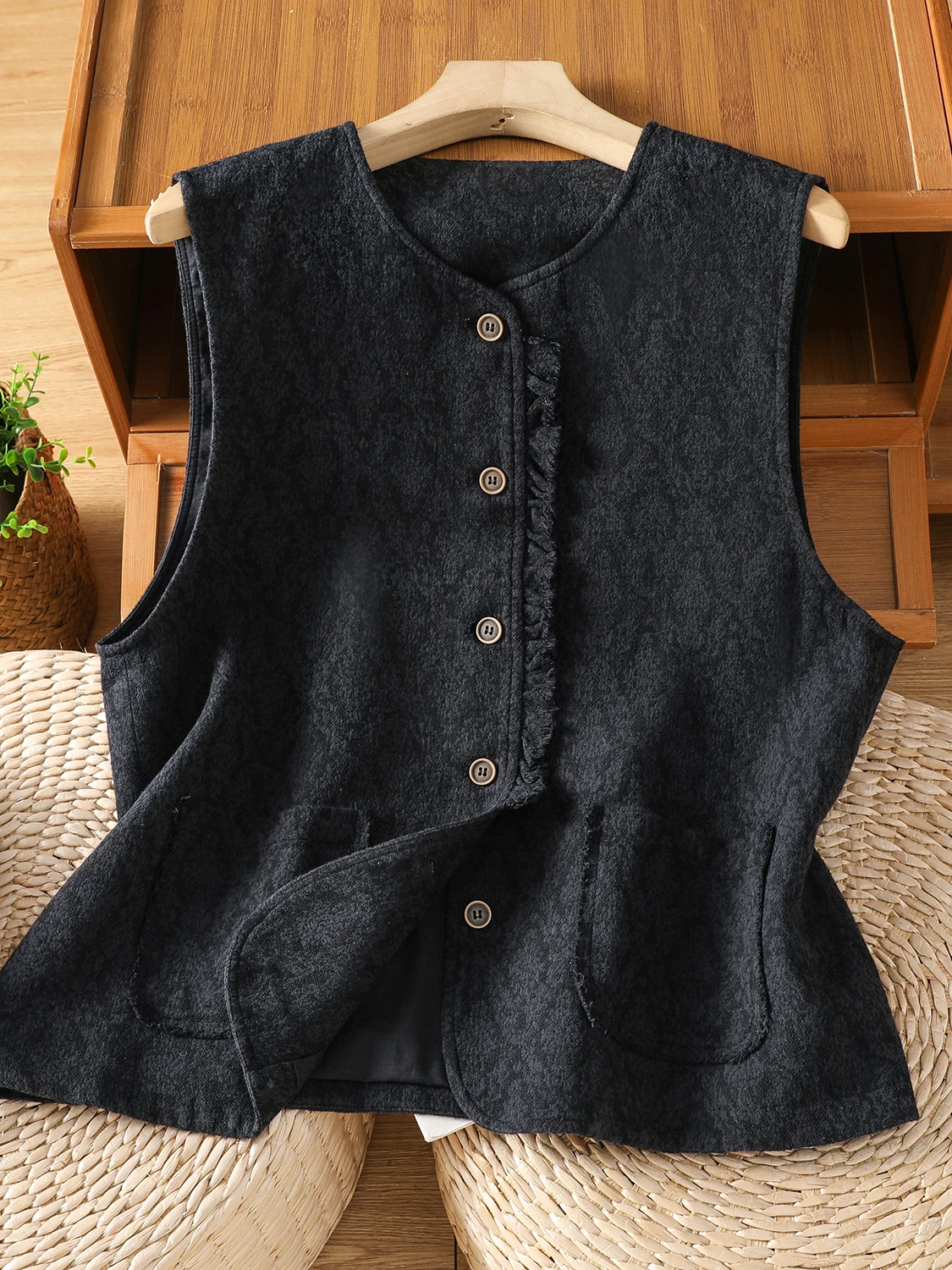 

Retro Black Embroidered Vest round Neck Single Button Outerwear Shoulder Pad Top Women's Loose Fit Cardigan Style Spring Wear