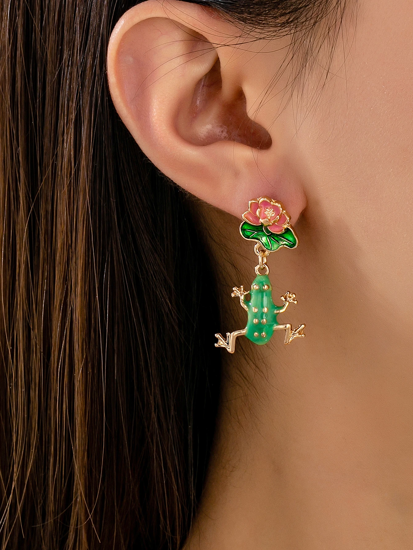 1 Pair of Personalized Sweet and Fresh Pastoral-Style Green Frog and Lotus Enamel-Like Earrings for Women, Suitable for Summer Picnics, Outdoor Activities, and Everyday Wear