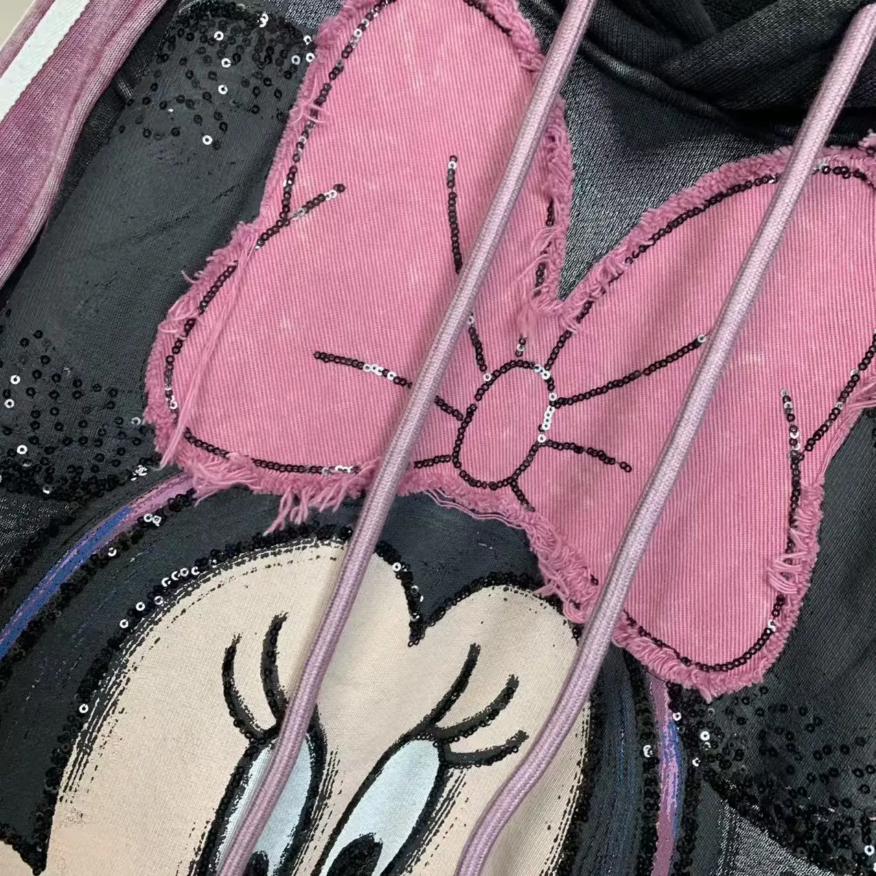 เสื้อฮู้ดขนแกะแบบใหม่สำหรับฤดูหนาวปี 2025 ปักลายหนา ลดอายุ แฟชั่นการ์ตูน เสื้อฮู้ดหลวมๆ สำหรับผู้หญิง เสื้อแจ็คเก็ตผูกเชือก