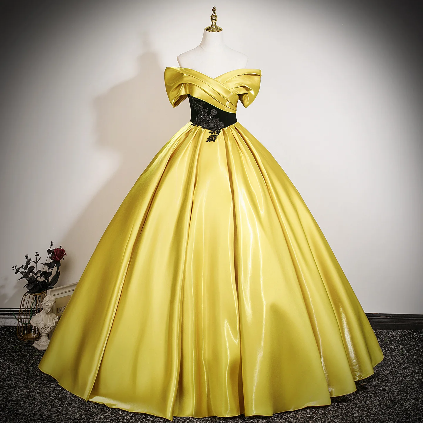 

Customized Ball Gown Quinceanera Dresses Fashion Off Shoulder Appliques Evening Prom Birthday Party Gowns Formal Occasion