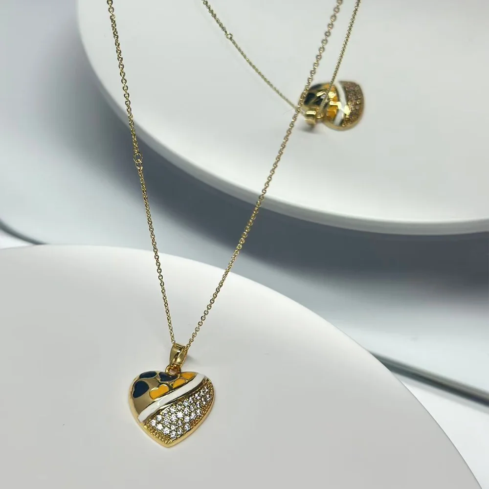 قلادة جديدة على شكل قلب عبر الحدود من أوروبا والولايات المتحدة الأمريكية - ضرب مؤثر على الموضة الفاخرة، قلادة أنيقة على شكل قلب للنساء.