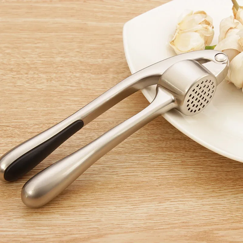 High Effective Garlic Press with Studs, Heavy Duty Garlic Mincer, Easy to Squeeze and Clean, Ginger Crusher