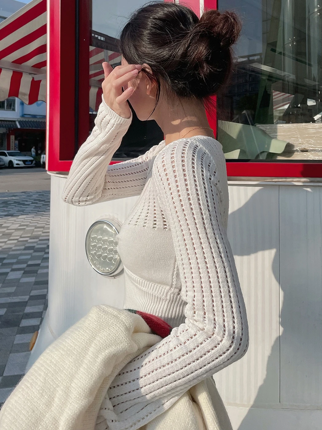 

Женский ажурный вязаный свитер QCyoye с длинным рукавом и V-образным вырезом, укороченный топ с узором косы, однотонный, в нежном стиле