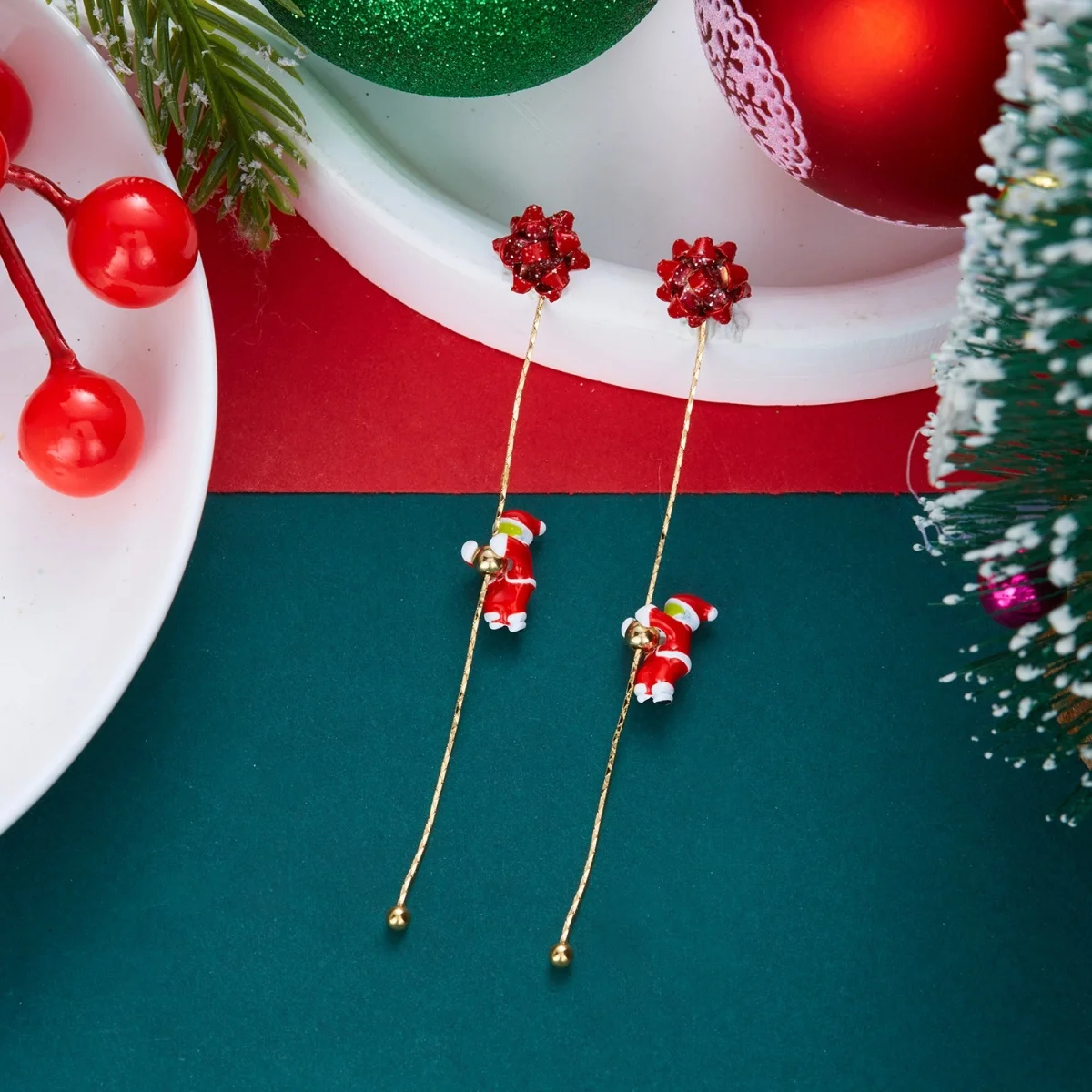 Weihnachts-Kletter-Set: Weihnachtsmann-Mütze, Handschuhe, Quasten-Ohrringe für Damen, asymmetrische Weihnachtsbaum- und Schneemann-Ohrringe, Schmuck. – Detail 33
