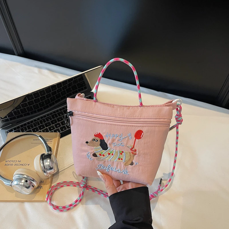 حقيبة يد كلب مطرزة مصنوعة من النايلون للنساء؛ حقيبة كاجوال على الطراز الياباني للتنقل والخروج؛ كتف واحد متعدد الاستخدامات #4