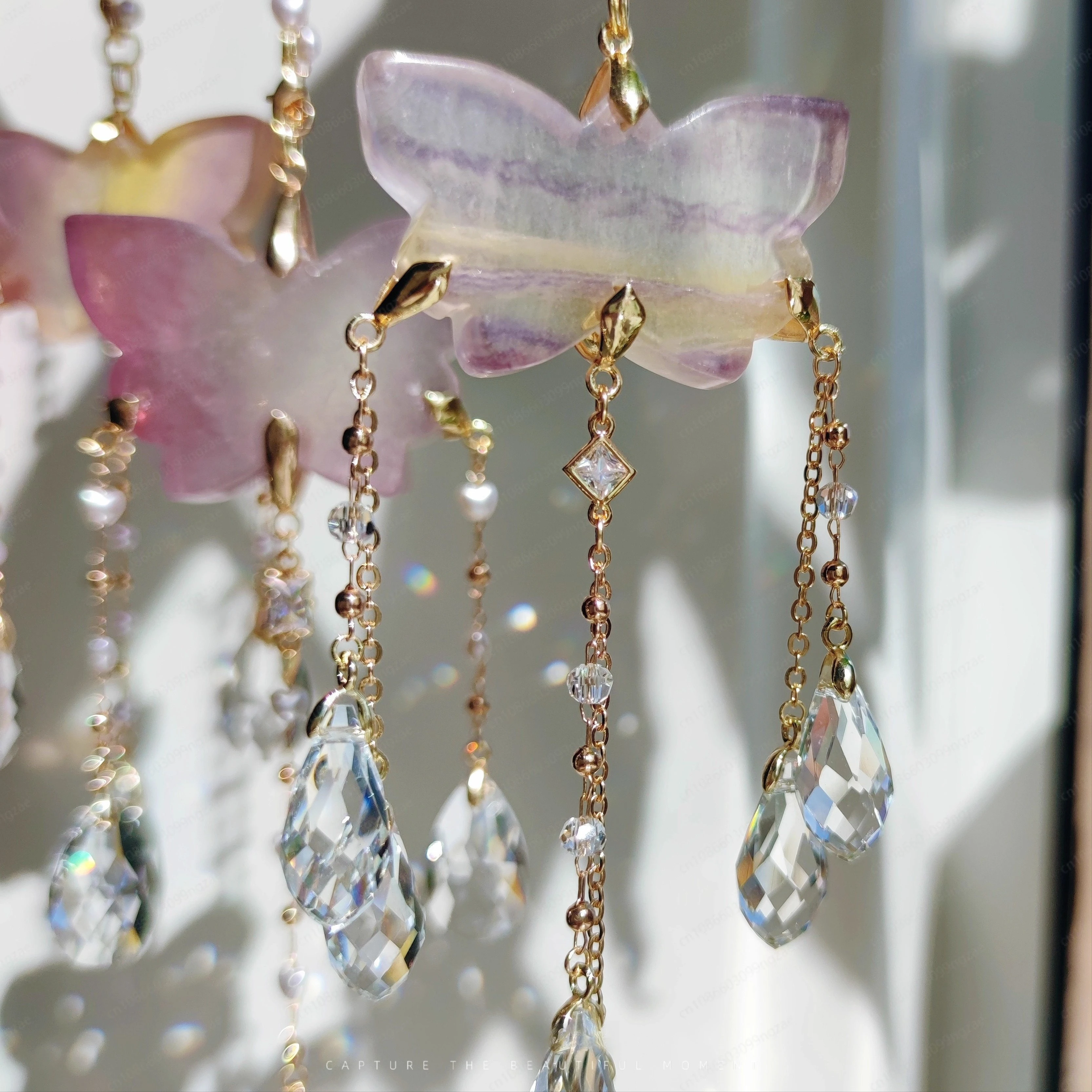 

Оригинальный автомобильный подвесной декор в виде бабочки из кристаллического флюорита, милый и романтичный аксессуар для автомобиля, создающий радужные блики и улавливающий солнечный свет.