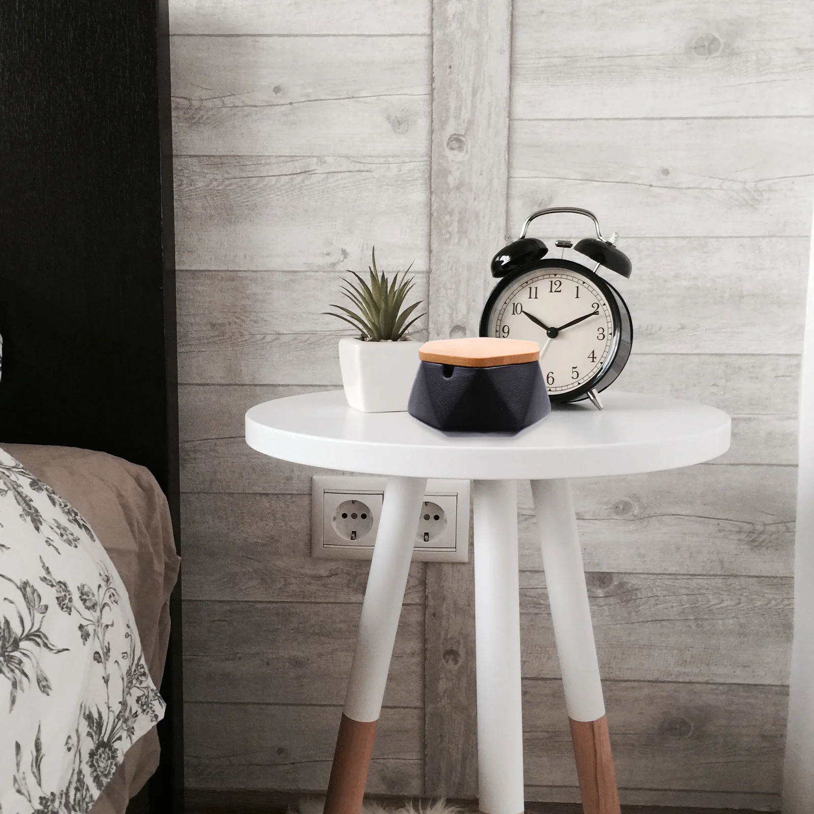 

Ceramic Ashtray With Bamboo Lid Anti-Splash Household Decorative Soot Box For Living Room Bedroom Hotel Office Irregular Diamond