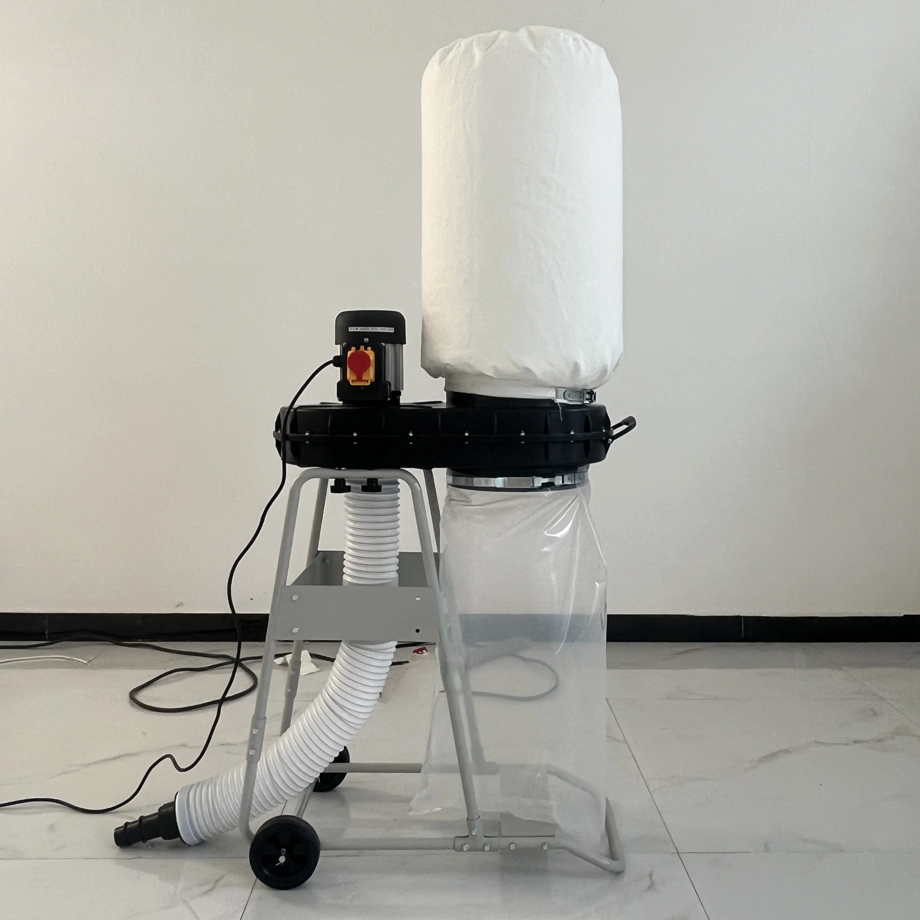 Collettore di polveri per macchine per la lavorazione del legno con componente motore essenziale