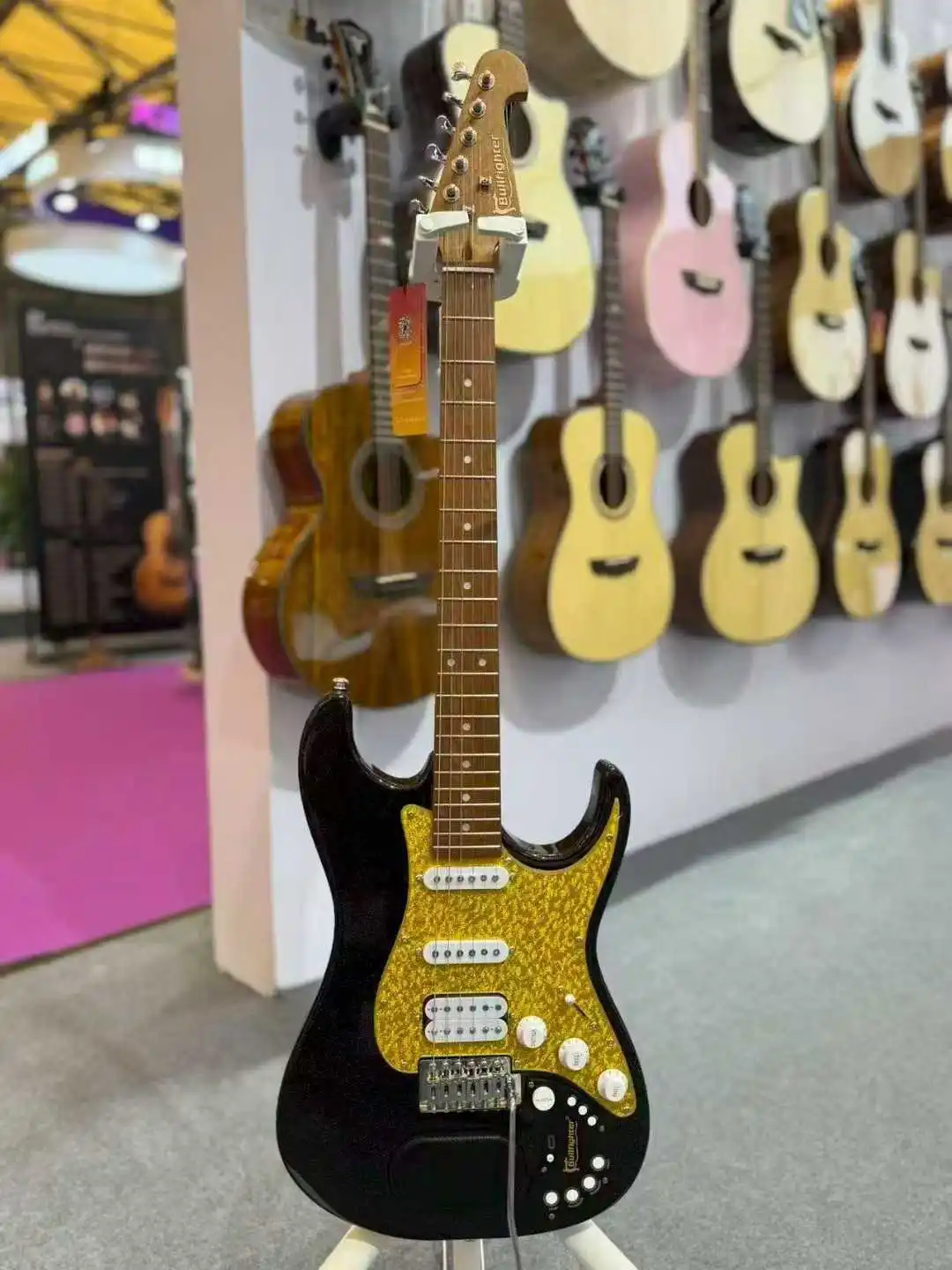 

T3 True Tone Guitar Yangmu Wood Body Baked Maple Neck Dual Single-Coil Pickup Configuration Bluetooth-Enabled Built-in Speaker