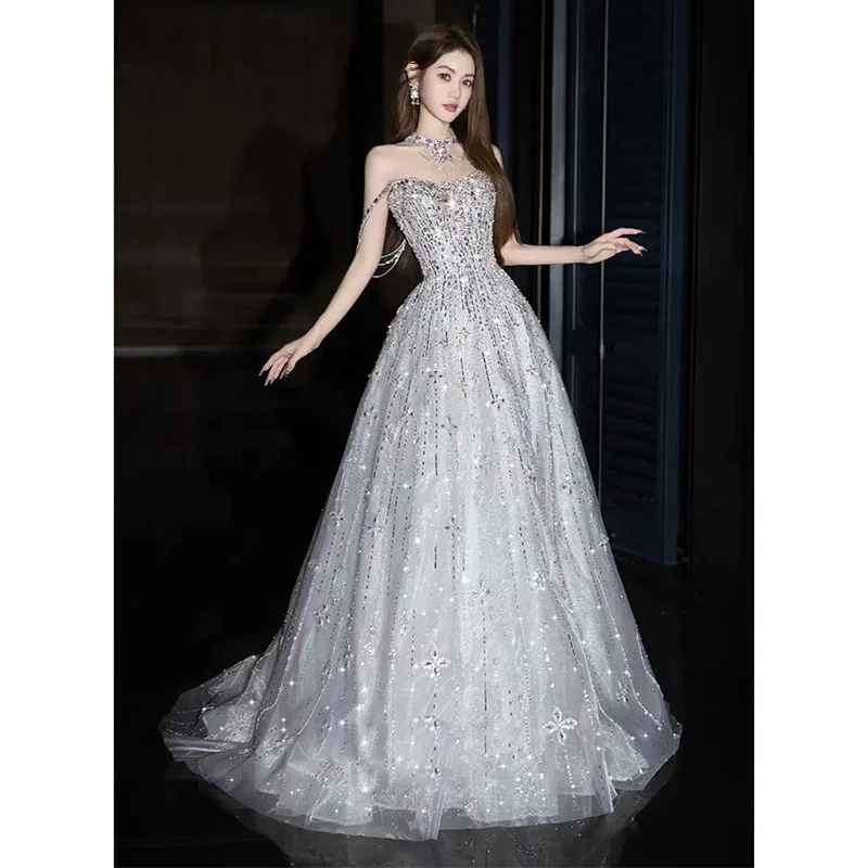 

The new style of elegant banquet host's light luxury dress and toasting