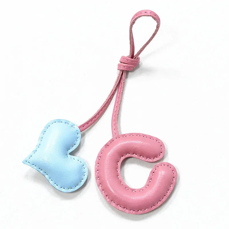 Llavero con colgante de piel de oveja auténtica para coche, accesorio con letras en inglés C y corazón, alfabeto, bolso, novedad