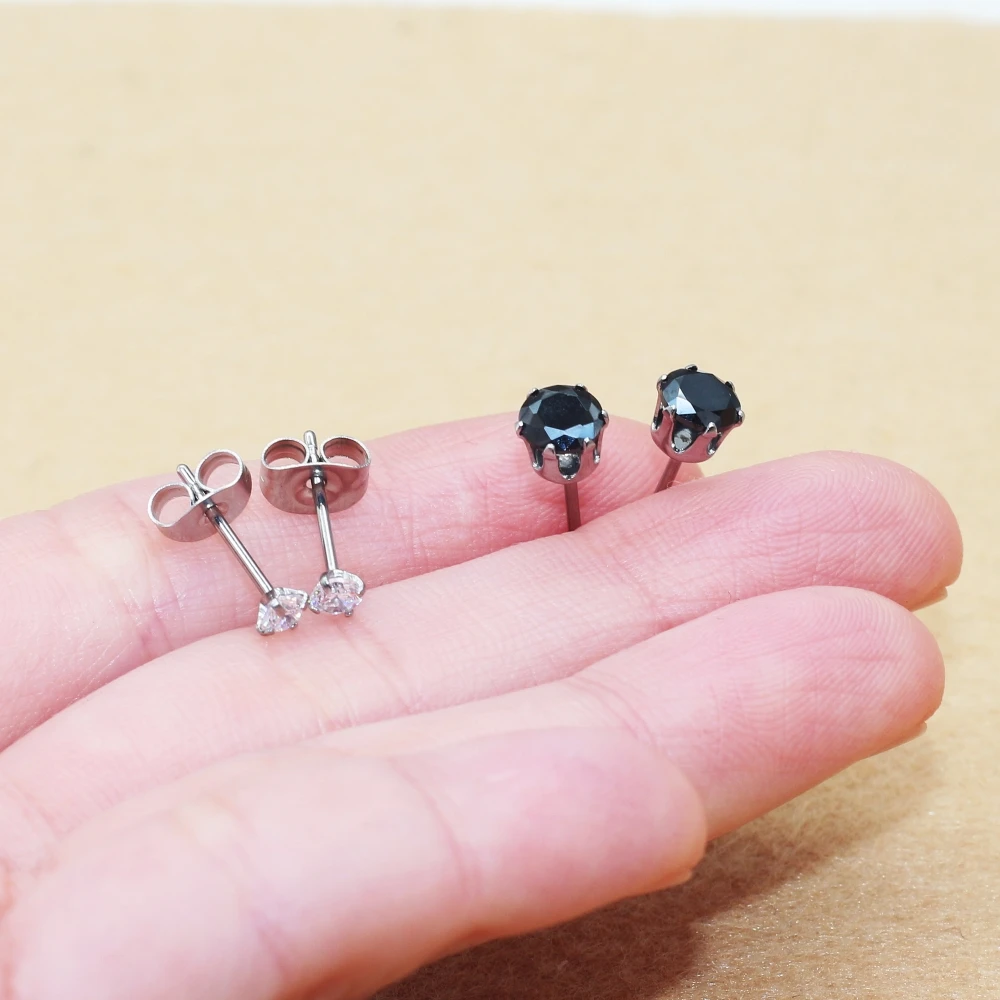 Minimalistische, hypoallergene, 5 mm große, schwarze, runde AAA-Zirkonia-Ohrstecker mit Edelstahl für Herren und Damen, als Geschenk geeignet. – Detail 2