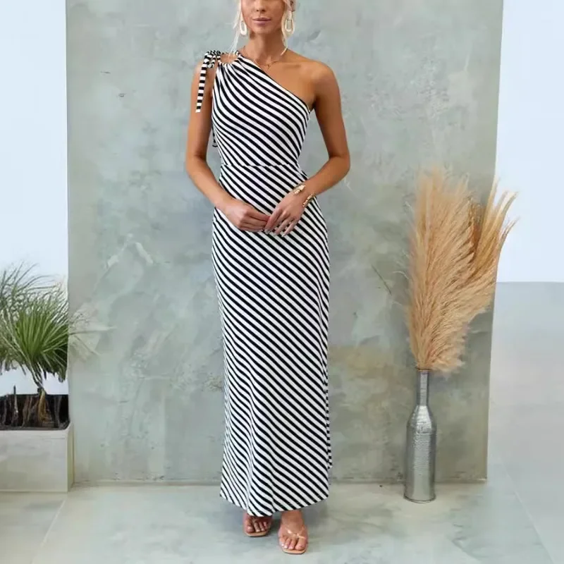فستان كاجوال عصري مخطط بقصة ضيقة بكتف واحد وأربطة للنساء في ربيع وصيف 2025، فستان طويل جديد بدون أكمام