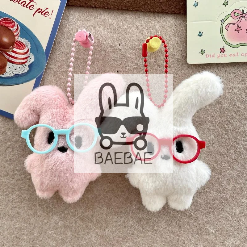 

Милый плюшевый брелок-кролик в красных очках; изысканный украшение для сумки и идеальный подарок для пар