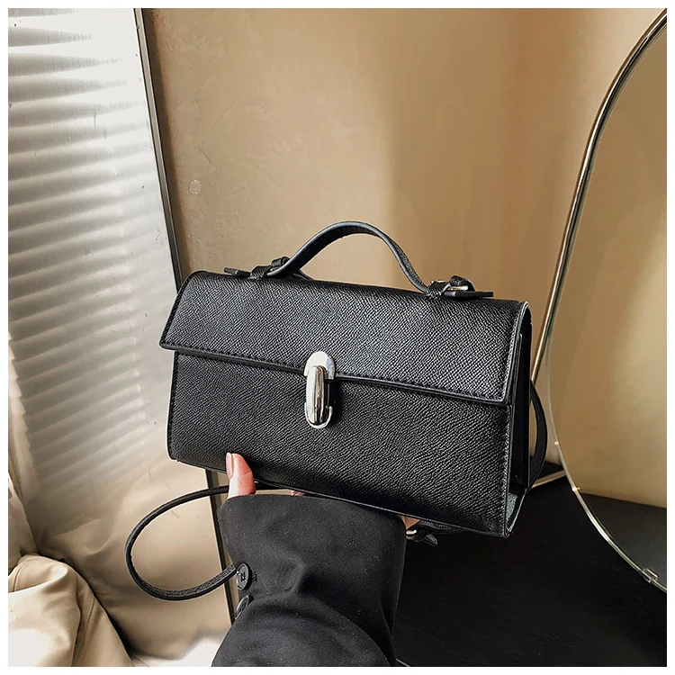 حقيبة كلاتش كروس أنيقة وبسيطة - حقيبة يد مصممة من الباريس مع شعار حرف عتيق، محفظة ركاب جلدية بلون موحد