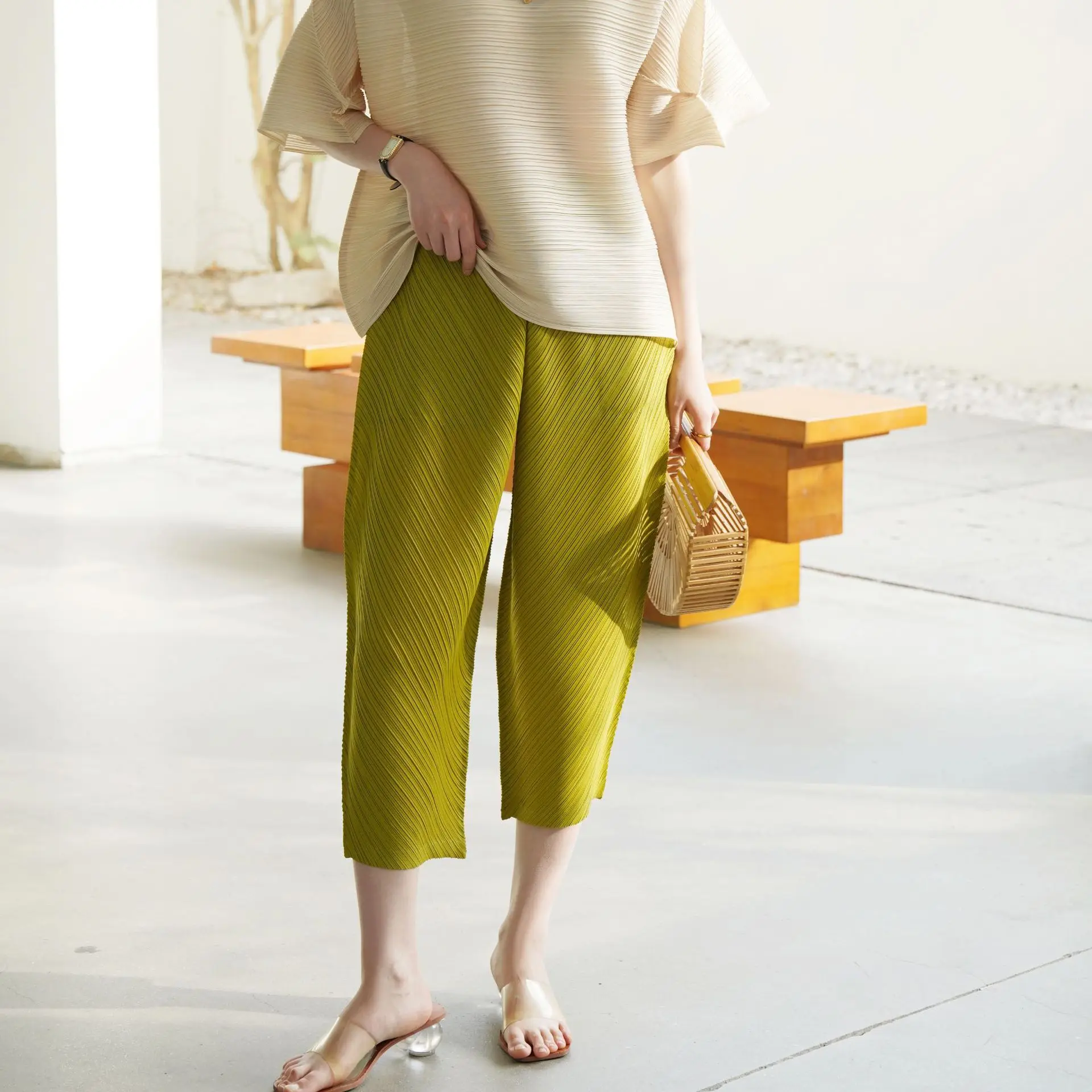 2025 Miyake novedad de verano de gama alta doblada grande suelta Casual Haren pantalones moda versátil Color sólido cómodo nueve Cent pantalones